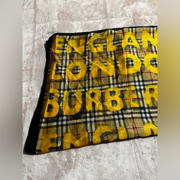 Nwt Burberry “PRINT” Pashmina 100%silk - Picture 5 of 12